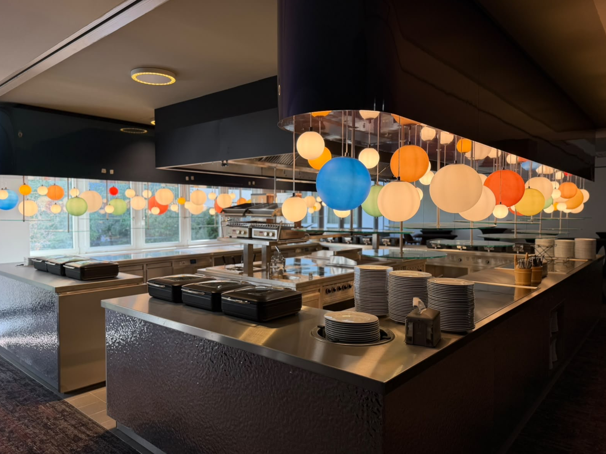 Neue Showküche mit Bar im Holiday Inn Munich Unterhaching